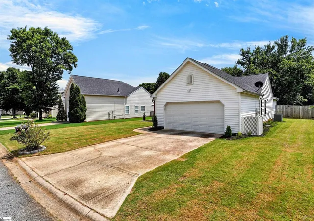Photo 3 of Single family home for sale at 19 Summerlin Pl, Simpsonville, SC 29680 | MLS# 1602085 | Listing updated on 2026-08-27