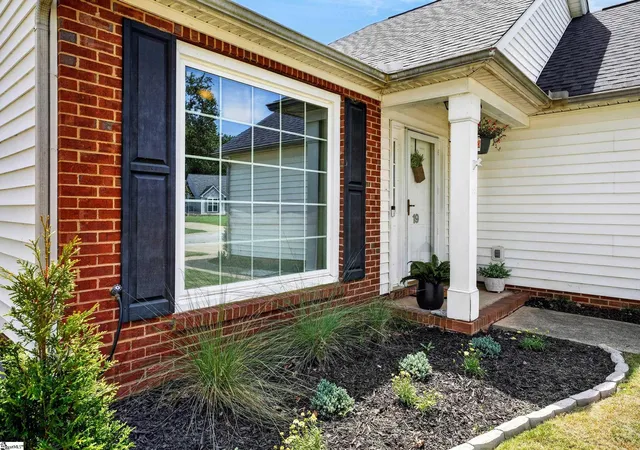 Photo 3 of Single family home for sale at 19 Summerlin Pl, Simpsonville, SC 29680 | MLS# 1602085 | Listing updated on 2026-08-27