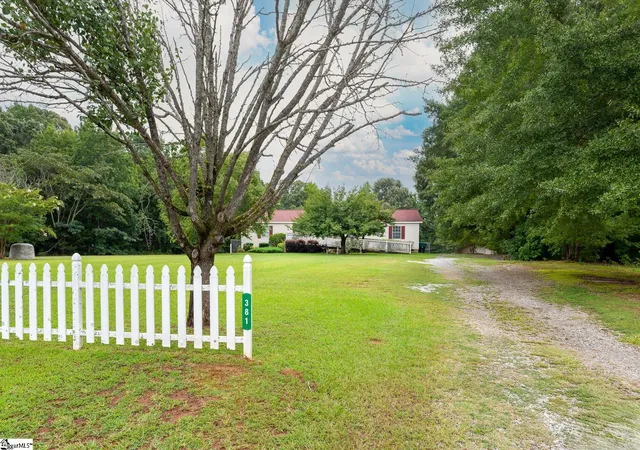 Photo 3 of Single family home for sale at 377 Fort Lndley Rd, Laurens, SC 29360 | MLS# 1601051 | Listing updated on 2026-09-15