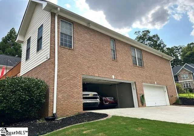 Photo 4 of Single family home for sale at 1018 Bent Creek Run Dr, Greer, SC 29651 | MLS# 1599342 | Listing updated on 2026-09-12