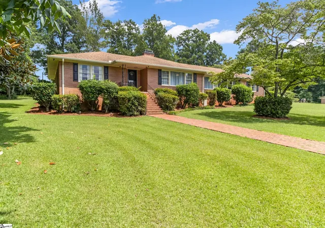 Photo 1 of Single family home for sale at 205 Dixon St, Clinton, SC 29325 | MLS# 1600364 | Listing updated on 2026-09-15
