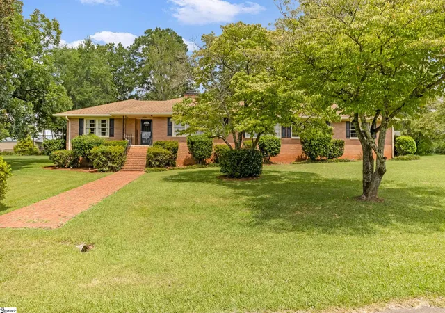 Photo 3 of Single family home for sale at 205 Dixon St, Clinton, SC 29325 | MLS# 1600364 | Listing updated on 2026-09-15