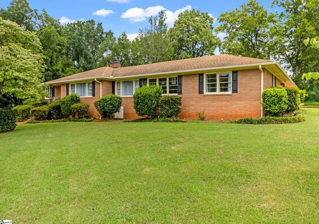 Photo 3 of Single family home for sale at 205 Dixon St, Clinton, SC 29325 | MLS# 1600364 | Listing updated on 2026-10-01
