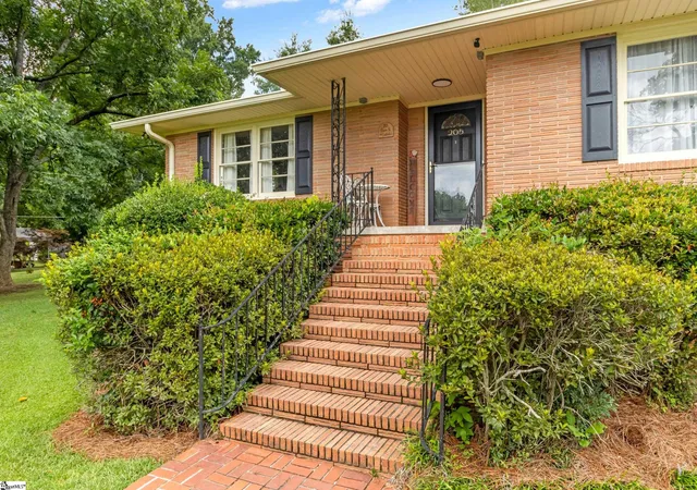 Photo 4 of Single family home for sale at 205 Dixon St, Clinton, SC 29325 | MLS# 1600364 | Listing updated on 2026-10-01