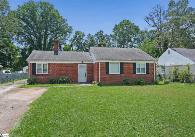 Photo 1 of Single family home for sale at 9 Glenwood Ln, Greenville, SC 29605 | MLS# 1602419 | Listing updated on 2026-09-02