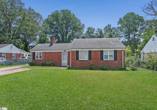 Photo 2 of Single family home for sale at 9 Glenwood Ln, Greenville, SC 29605 | MLS# 1602419 | Listing updated on 2026-09-02