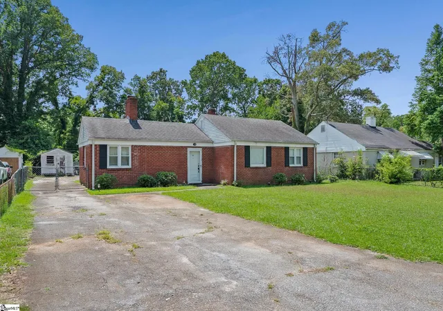 Photo 3 of Single family home for sale at 9 Glenwood Ln, Greenville, SC 29605 | MLS# 1602419 | Listing updated on 2026-09-02