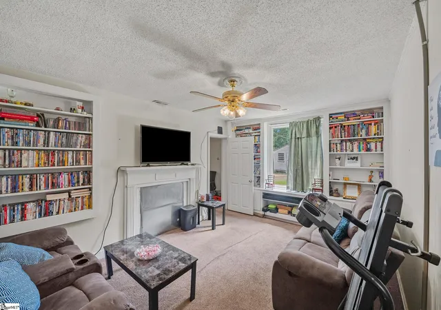 Photo 4 of Single family home for sale at 9 Glenwood Ln, Greenville, SC 29605 | MLS# 1602419 | Listing updated on 2026-09-02