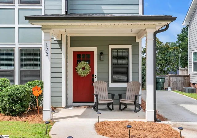 Photo 2 of Single family home for sale at 122 Oakland Dr, Greenville, SC 29607 | MLS# 1600120 | Listing updated on 2026-09-10