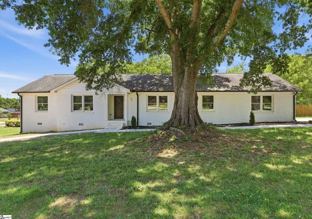 Photo 1 of Single family home for sale at 2 Melbourne Ln, Greenville, SC 29615 | MLS# 1596883 | Listing updated on 2026-08-24