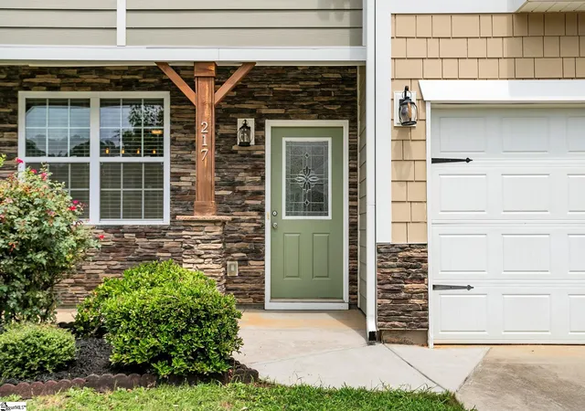 Photo 2 of Single family home for sale at 217 Lake Grove Rd, Simpsonville, SC 29681 | MLS# 1599326 | Listing updated on 2026-09-22