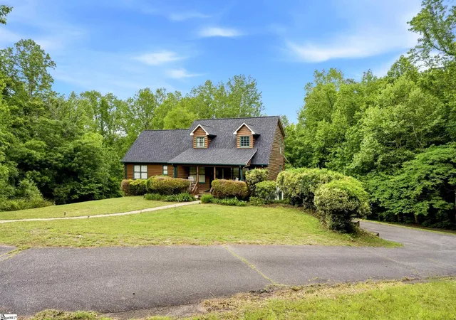 Photo 1 of Single family home for sale at 135 Pointe Dr, Campobello, SC 29322 | MLS# 1600643 | Listing updated on 2026-08-12