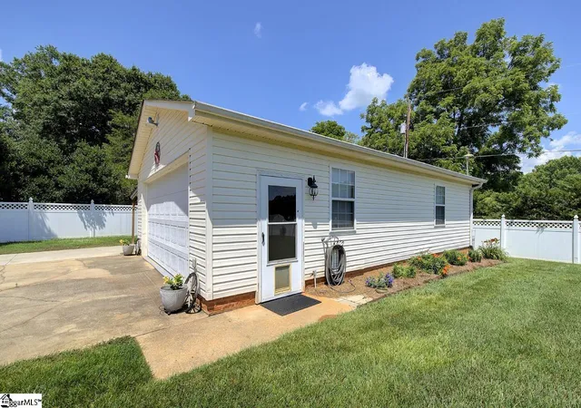 Photo 3 of Single family home for sale at 9 Montague Cir, Greenville, SC 29617 | MLS# 1596214 | Listing updated on 2026-09-16