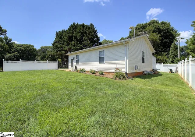 Photo 4 of Single family home for sale at 9 Montague Cir, Greenville, SC 29617 | MLS# 1596214 | Listing updated on 2026-09-16