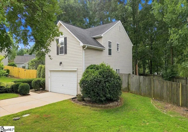Photo 2 of Single family home for sale at 3 Old Hastings Ct, Mauldin, SC 29662 | MLS# 1600110 | Listing updated on 2026-09-11