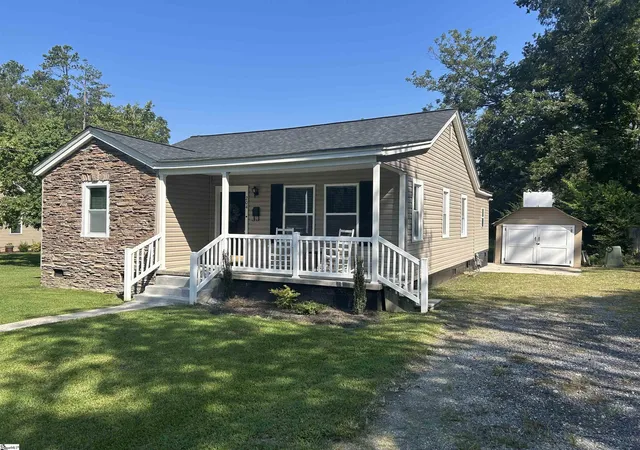 Photo 2 of Single family home for sale at 204 Elm St, Clinton, SC 29325 | MLS# 1598265 | Listing updated on 2026-07-20