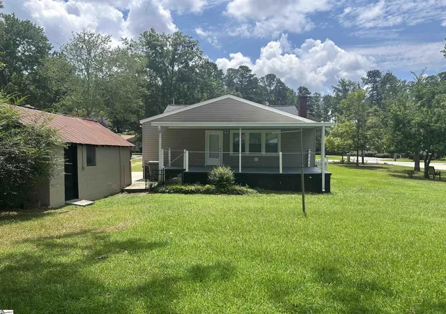 Photo 3 of Single family home for sale at 204 Elm St, Clinton, SC 29325 | MLS# 1598265 | Listing updated on 2026-07-20