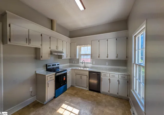 Photo 4 of Single family home for sale at 6 9Th St, Greenville, SC 29611 | MLS# 1601320 | Listing updated on 2026-10-08