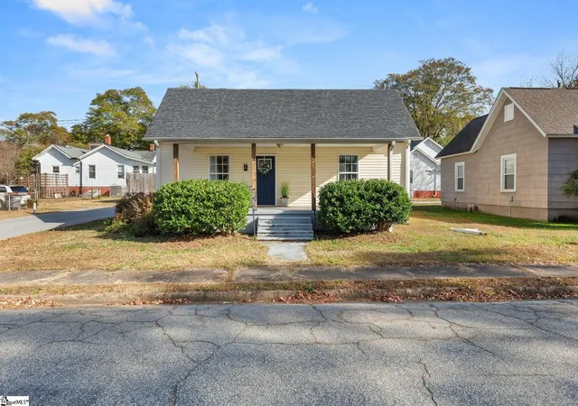 Photo 2 of Single family home for sale at 4 Seyle St, Greenville, SC 29605 | MLS# 1574980 | Listing updated on 2026-04-24