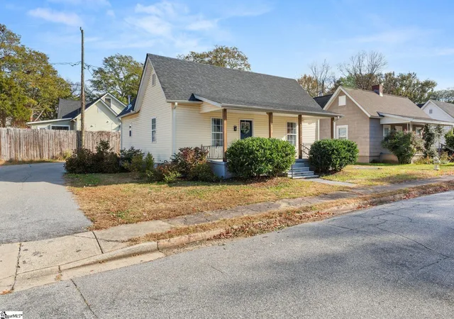 Photo 3 of Single family home for sale at 4 Seyle St, Greenville, SC 29605 | MLS# 1574980 | Listing updated on 2026-04-24