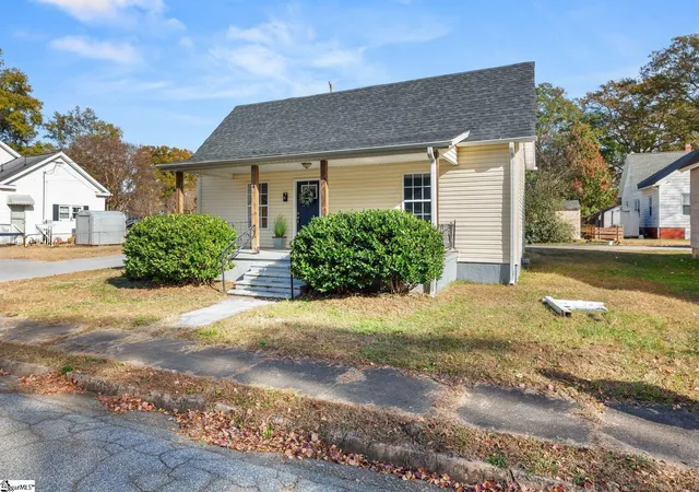 Photo 3 of Single family home for sale at 4 Seyle St, Greenville, SC 29605 | MLS# 1574980 | Listing updated on 2026-04-24