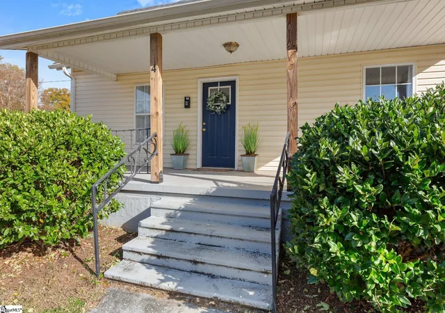 Photo 4 of Single family home for sale at 4 Seyle St, Greenville, SC 29605 | MLS# 1574980 | Listing updated on 2026-04-24
