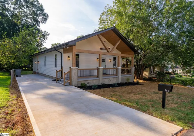 Photo 2 of Single family home for sale at 285 Moore St, Greenville, SC 29605 | MLS# 1601527 | Listing updated on 2026-09-08