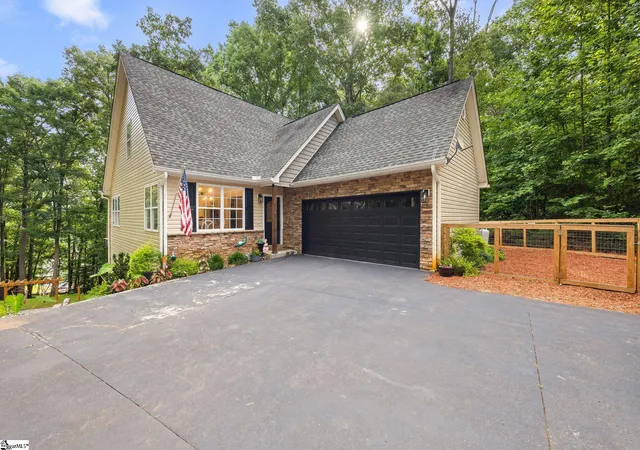 Homes for sale in Townville, SC | 104 Benjamin Dr, Townville, SC 29689 | MLS# 1596090