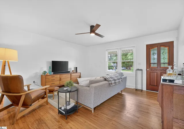 Photo 2 of Single family home for sale at 106 Paxton St, Mauldin, SC 29662 | MLS# 1566425 | Listing updated on 2025-11-09