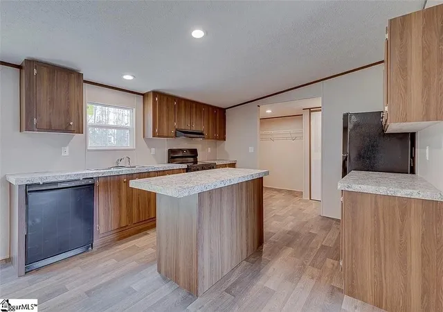 Photo 3 of Manufactured home for sale at 212 Robinwood Cir, Starr, SC 29684 | MLS# 1600654 | Listing updated on 2026-09-09