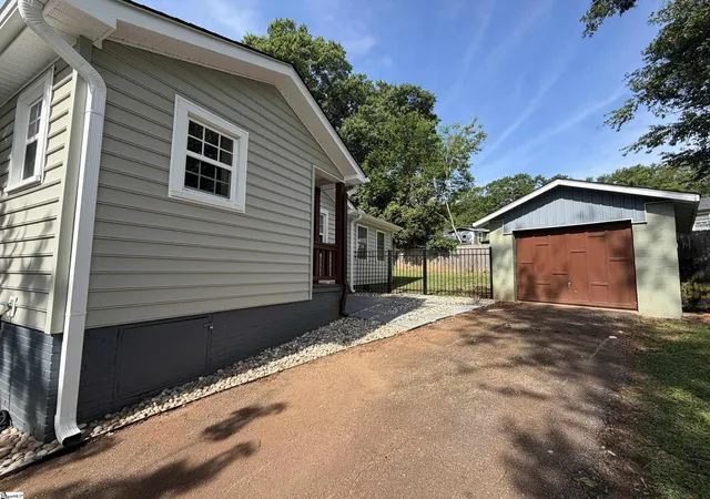 Photo 4 of Sale Pending at 107 Irene Cir, Greenville, SC 29617 | MLS# 1595218 | Listing updated on 2026-08-26