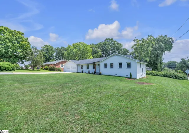 Photo 3 of Sale Pending at 17 Beaufort St, Greenville, SC 29615 | MLS# 1600536 | Listing updated on 2026-09-17