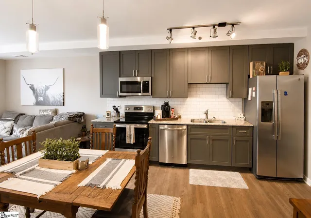 2nd image of 100 E Washington St #Apt 32, Greenville, SC 29601 | MLS# 1587898