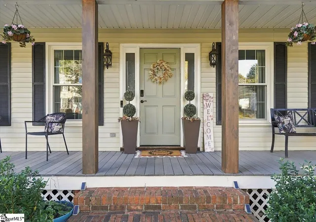 Photo 3 of Single family home for sale at 105 Fox Run Cir, Greer, SC 29651 | MLS# 1608113 | Listing updated on 2026-10-30
