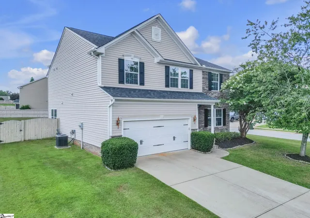 Photo 2 of Single family home for sale at 1 Flat Shoals Ct, Simpsonville, SC 29680 | MLS# 1598633 | Listing updated on 2026-09-17