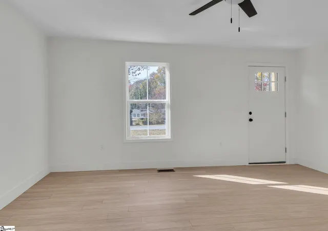 Photo 3 of Single family home for sale at 125 Circle Dr, Greer, SC 29650 | MLS# 1590473 | Listing updated on 2026-08-27