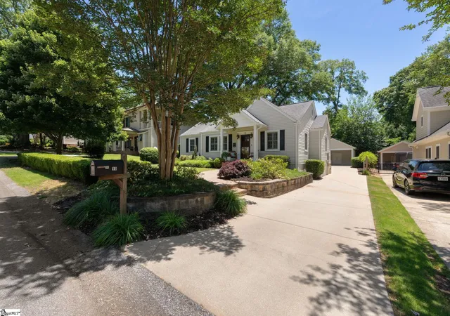 Photo 3 of Single family home for sale at 15 Phillips Ln, Greenville, SC 29605 | MLS# 1595388 | Listing updated on 2026-09-17