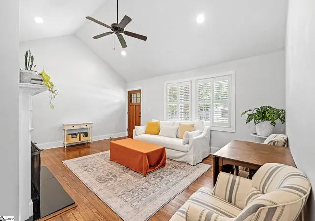 Photo 4 of Single family home for sale at 15 Phillips Ln, Greenville, SC 29605 | MLS# 1595388 | Listing updated on 2026-09-17