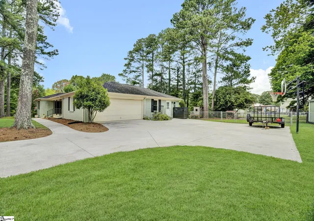 Photo 3 of Single family home for sale at 117 Royal Oak Rd, Greenville, SC 29607 | MLS# 1600990 | Listing updated on 2026-09-10
