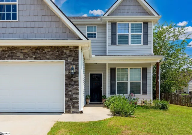 Photo 3 of Single family home for sale at 101 Reedy Falls Dr, Greenville, SC 29605 | MLS# 1596542 | Listing updated on 2026-08-13