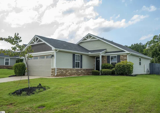 Photo 2 of Single family home for sale at 109 Fairmeadow Wy, Greenville, SC 29617 | MLS# 1601695 | Listing updated on 2026-10-06
