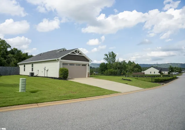 Photo 3 of Single family home for sale at 109 Fairmeadow Wy, Greenville, SC 29617 | MLS# 1601695 | Listing updated on 2026-10-06