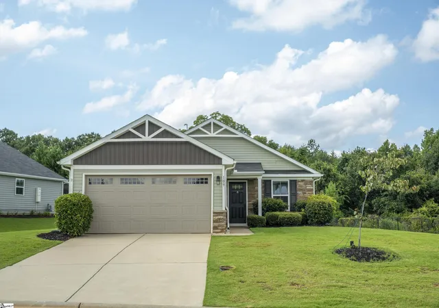 Photo 3 of Single family home for sale at 109 Fairmeadow Wy, Greenville, SC 29617 | MLS# 1601695 | Listing updated on 2026-10-06