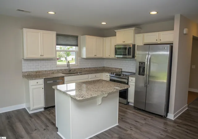 Photo 4 of Single family home for sale at 109 Fairmeadow Wy, Greenville, SC 29617 | MLS# 1601695 | Listing updated on 2026-10-06