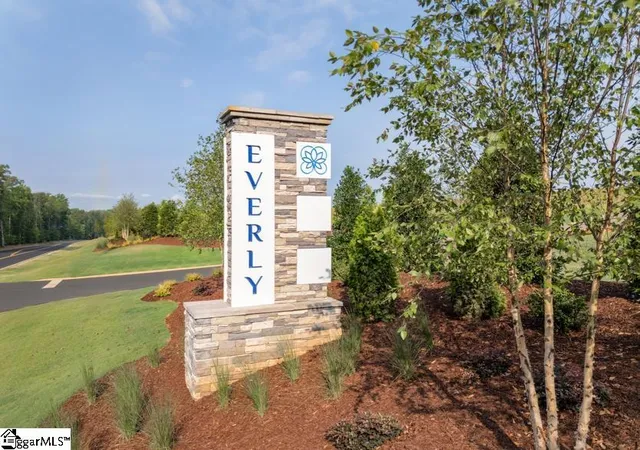 Photo 3 of Sale Pending at 1033 Tulipwood Dr, Spartanburg, SC 29306 | MLS# 1579157 | Listing updated on 2026-02-12