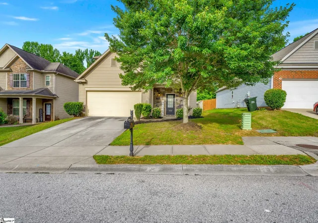 Photo 2 of Single family home for sale at 222 Marefair Ln, Simpsonville, SC 29680 | MLS# 1594904 | Listing updated on 2026-09-03