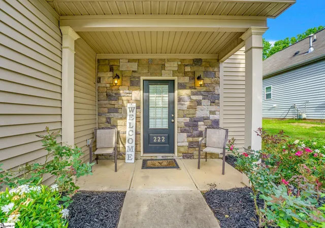 Photo 3 of Single family home for sale at 222 Marefair Ln, Simpsonville, SC 29680 | MLS# 1594904 | Listing updated on 2026-09-03