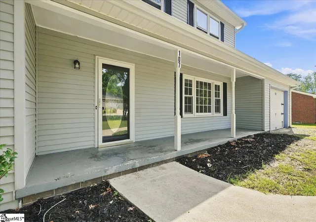 Photo 3 of Single family home for sale at 107 Windsor St, Simpsonville, SC 29681 | MLS# 1599693 | Listing updated on 2026-08-04
