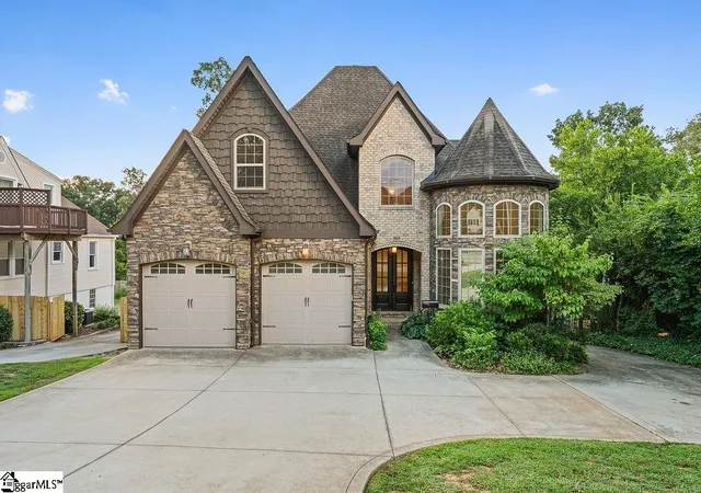 Photo 1 of Single family home for sale at 306 E Faris Rd, Greenville, SC 29605 | MLS# 1600838 | Listing updated on 2026-08-26