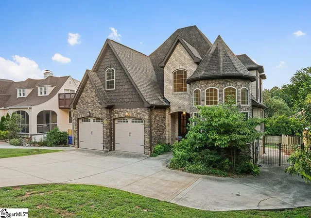 Photo 3 of Single family home for sale at 306 E Faris Rd, Greenville, SC 29605 | MLS# 1600838 | Listing updated on 2026-08-26